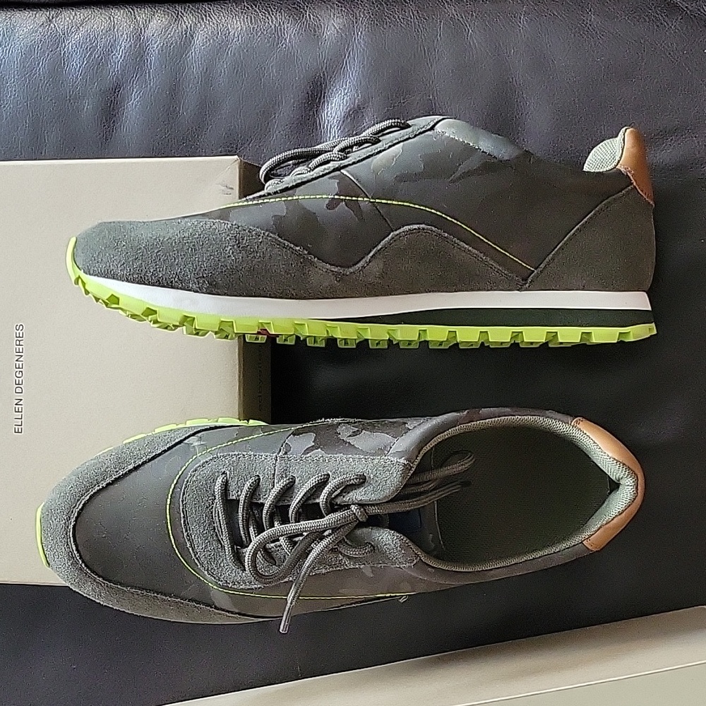 Tennis shoes